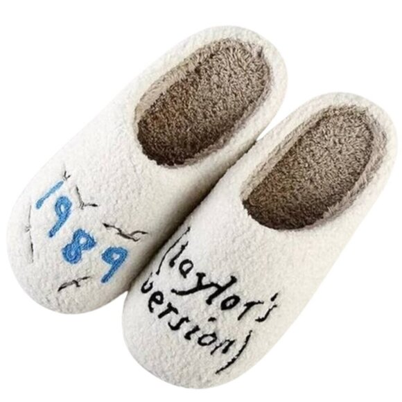NWT 1989 Taylor's Version Fleece Slippers – Swiftie – Size US 8-8.5 - Picture 1 of 11